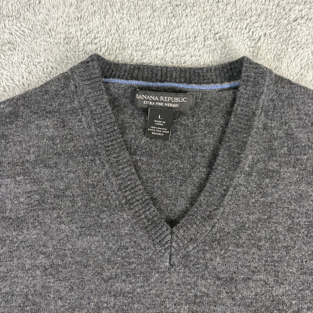 Banana Republic Men's Extra Fine 100% Merino  V Neck Pullover Light Weight